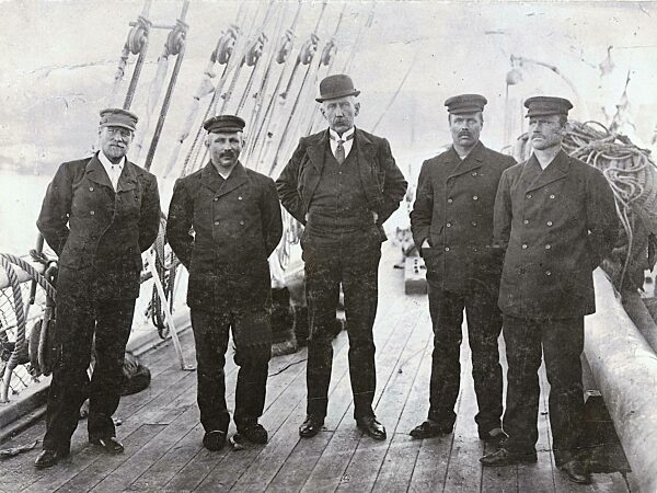 Roald Amundsen with expedition members, 1911
