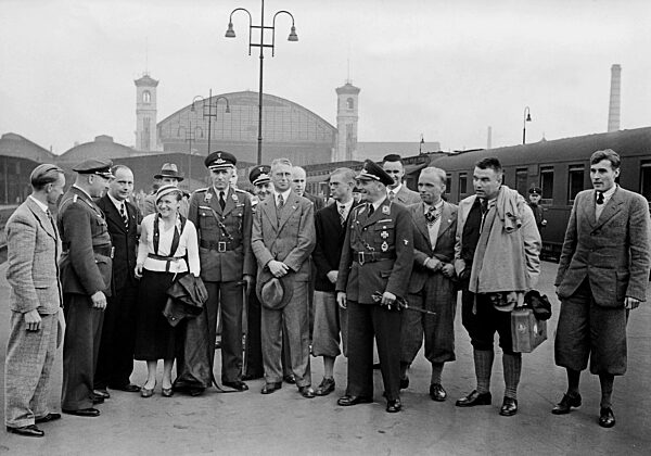 Hanna Reitsch und Graf Ysenburg nach ihrer Rückkehr aus Finnland, 1934