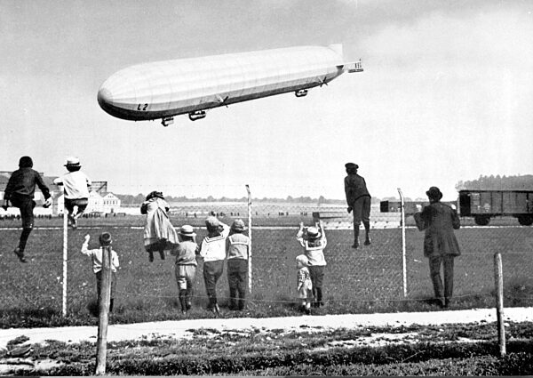 Marine-Luftschiff 'L 2' (LZ 18) im Landeanflug, 1913