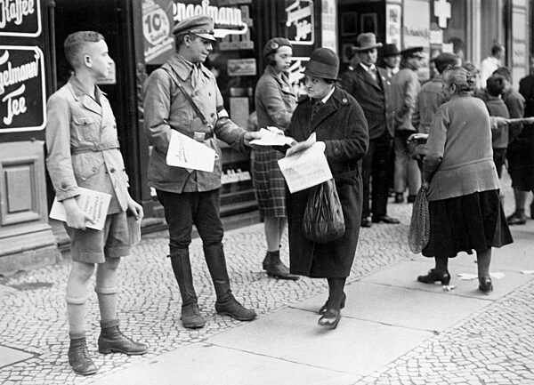 Members of the Bismarck Youth during the distribution of electoral advertisement, 1932