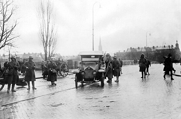 Checkpoints of the Freikorps soldiers at a bridge over the Isar
