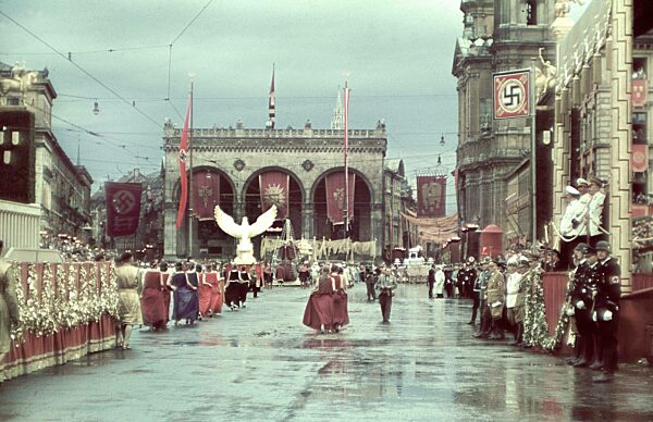 Umzug zum 'Tag der deutschen Kunst' vor der Feldherrnhalle