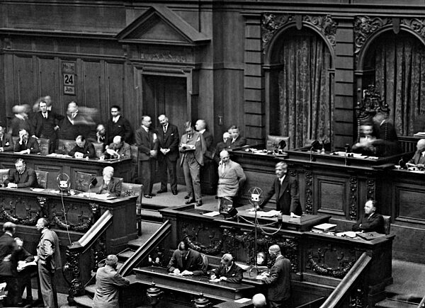 Rudolf Breitscheid speaks in the Reichstag, 1929