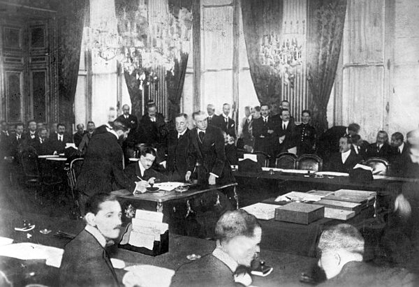 Kurt Freiherr von Lersner signs the protocol for the Versailles Peace Conference, 1920