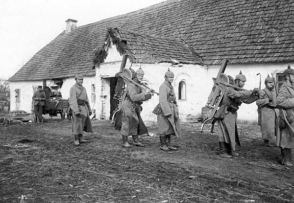 German machine gunners on the Eastern front, 1915