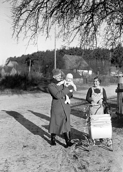 Fronturlauber mit seiner Familie, 1939