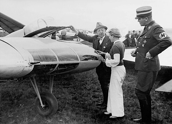 Oskar Ursinus und Hanna Reitsch betrachten das Nurflügelsegelflugzeug Horten H III, 1938