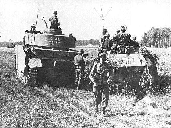 Funkwagen und Panzer IV bei Kämpfen in Rußland, 1944