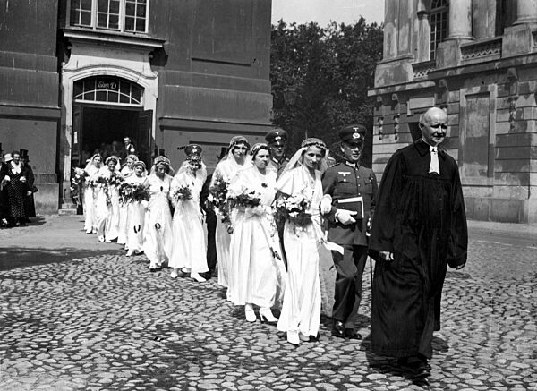 Wedding of the 'Luise Brides' in the garrison church in Potsdam, 1934