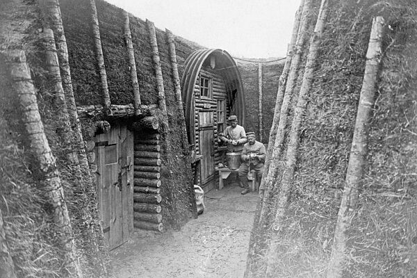 Deutsche Soldaten vor ihren Unterständen, 1915