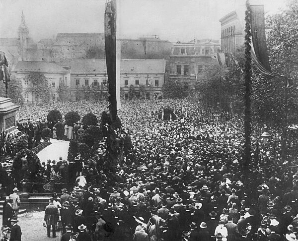 People wait for the delegates of the conference of Locarno, 1925