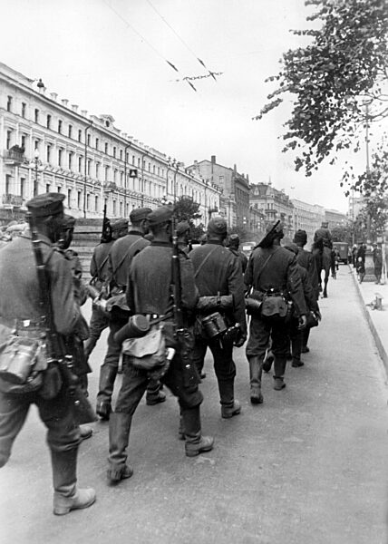 German soldiers pull into Kiev after the encirclement battle, 1941