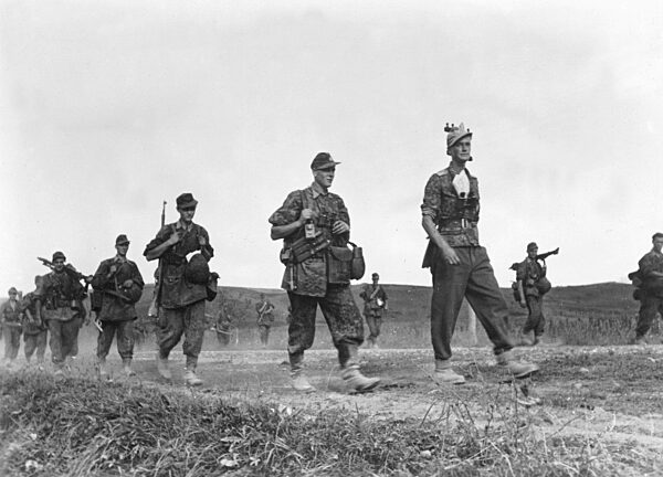 German soldiers of the Waffen SS in the Hungarian border area, 1944