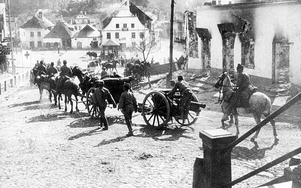 Austrian artillery retreats in Galicia, 1914