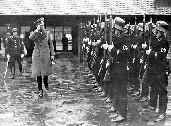 Reichskriegsminister von Blomberg mit der SS-Leibstandarte Adolf Hitler