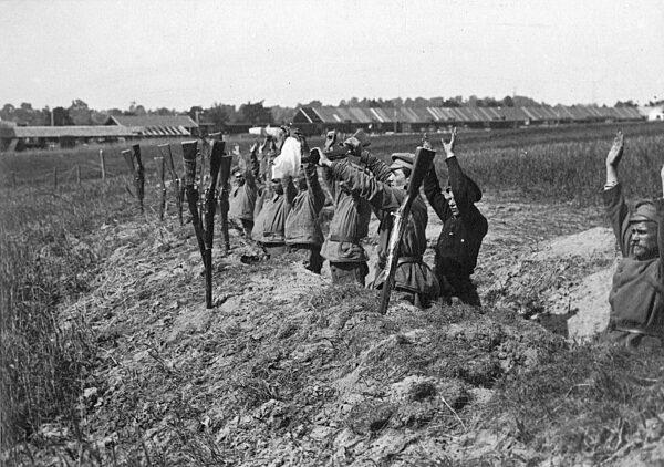 Russian soldiers surrender, 1915