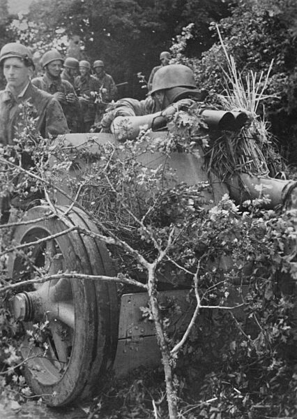 German paratroopers in France, 1944