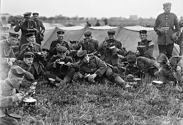 Deutsche Soldaten essen, 1912