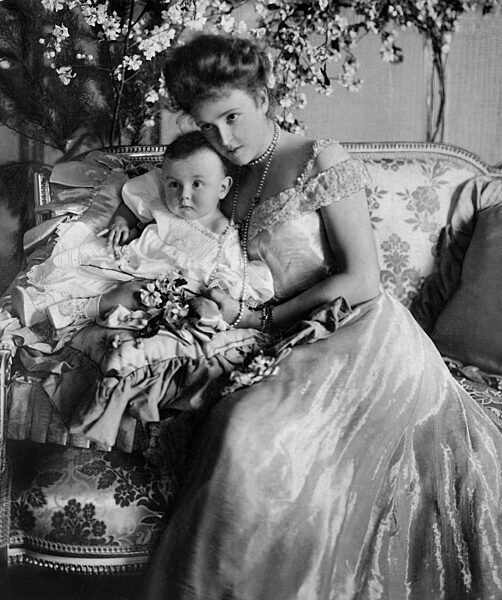 Herzogin Marie Gabriele in Bayern mit ihrem Sohn