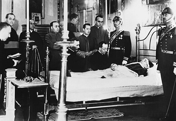 Pope Pius XI. on his deathbed, 1939