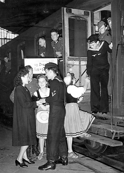 Abschied von Fronturlaubern am Bahnhof