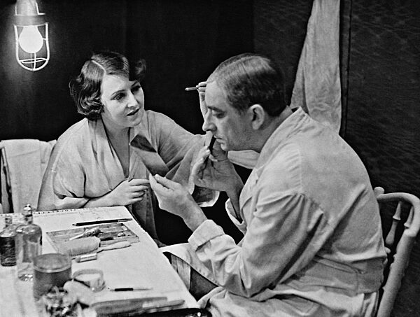 Valerie von Martens und Curt Götz in einer Künstlergarderobe, 1931