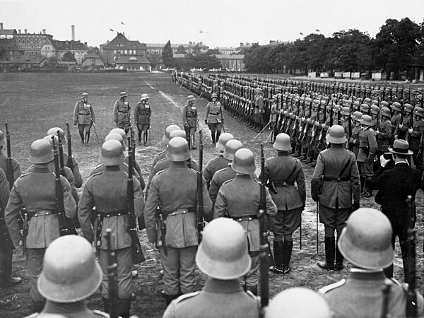 Parade of the Guard Regiment in front of General von Rundstedt, 1932