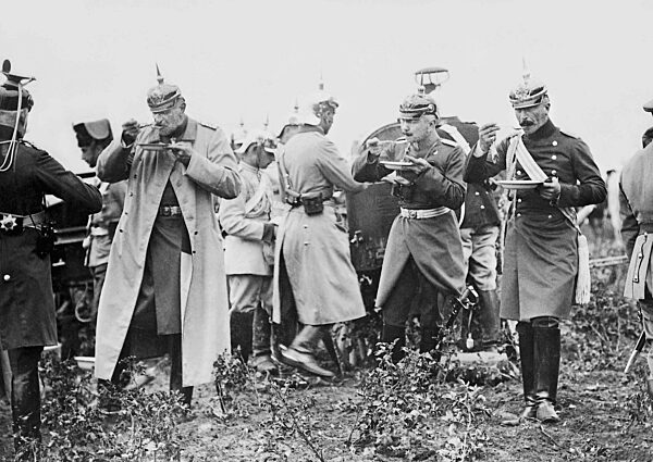 Deutsche Offiziere essen im Manöver,1909