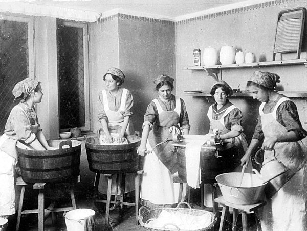 Dienstpersonal bei der Wäsche, 1911