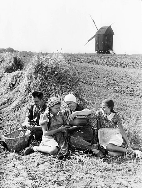 Girls of the BDM while harvesting during the war, 1942