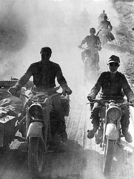 Deutsche Kolonne der Division "Großdeutschland" an der Ostfront, 1944