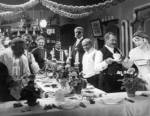 Hochzeitsgesellschaft beim Feiern