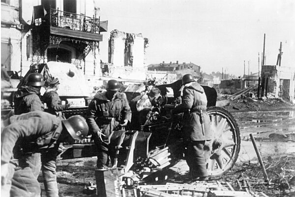 German artillery during combat around Kharkiv, 1943