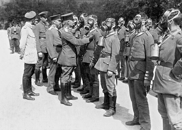 Deutsche Soldaten üben das Anlegen der Gasmaske, 1918