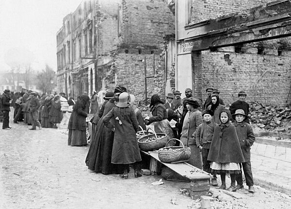Market day in damaged Ortelsburg, 1914