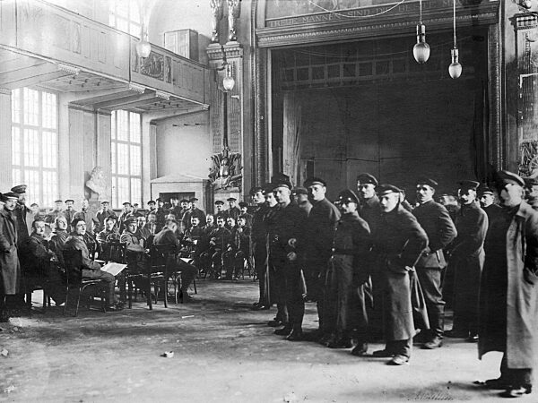 Revoltierende Matrosen im Berliner Stadtschloss, 1918