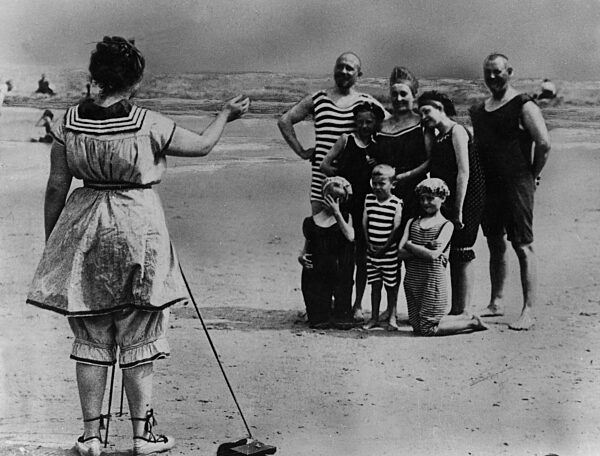 Familie beim Baden am Meer, um 1910