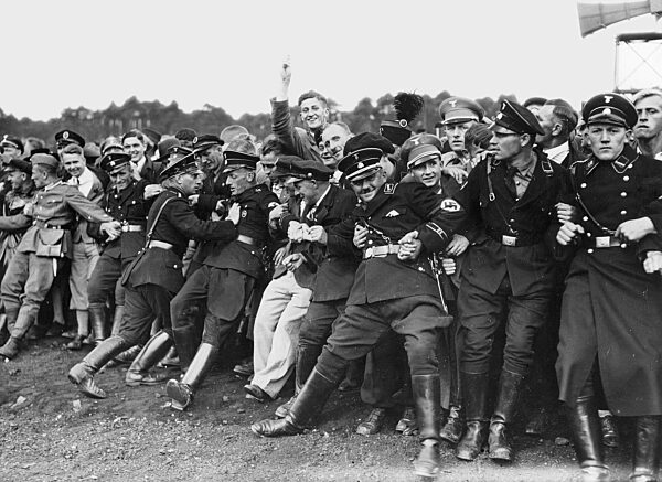 Absperrmannschaften halten auf dem Reichsparteitag die Menge zurück, 1935