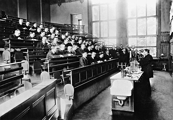 Students in the Institute for Hygiene of the Berlin University, 1905