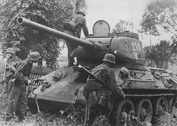 Deutsche Soldaten an einem zerstörten T-34-Panzer, 1944