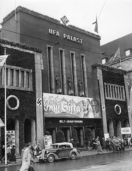 Premiere of 'Mrs. Sixta' in the Ufa-Palace Nuremberg, 1938