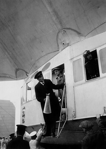 Umberto Nobile besteigt ein Luftschiff, 1927