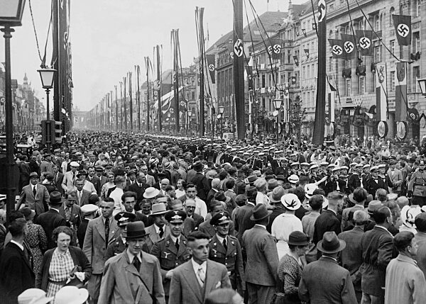 Menschenmassen in Berlin während der Olympiade von 1936