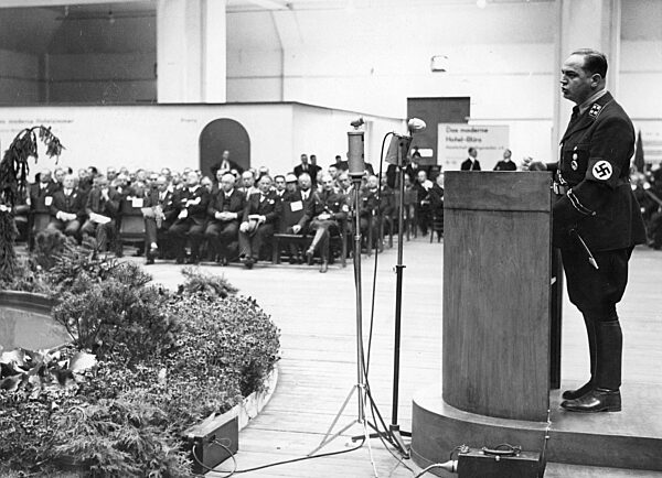Reich craftsmen Schmidt at the opening of the restaurateur show in Berlin, 1935