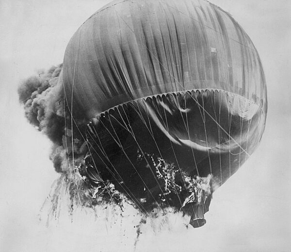 The burning stratosphere balloon of Auguste Piccard, 1937