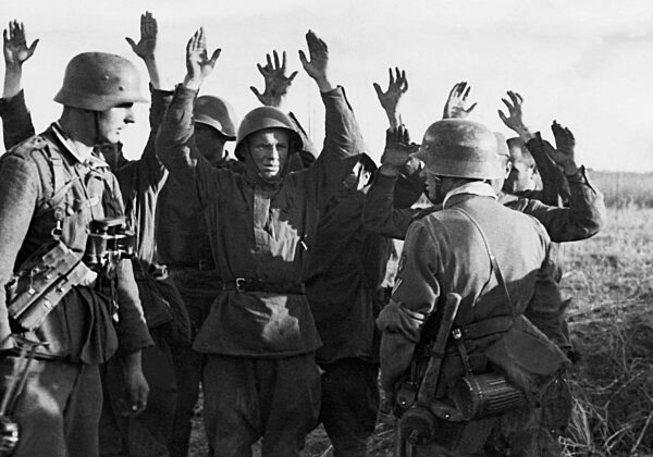 German soldiers with Russian prisoners, 1941