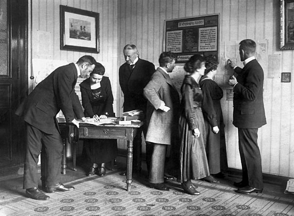 Preparations for the referendum in the Berlin office of Schleswig, 1920