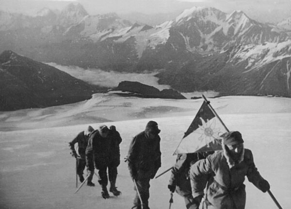 German mountain troops during the ascent to Elburn, 1942