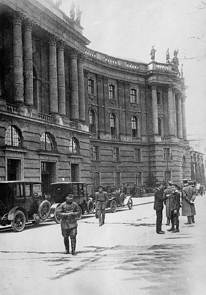In front of the auditorium of the National Library in Berlin, 1919