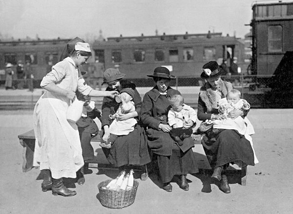 Women with small children in Upper Silesia, 1921